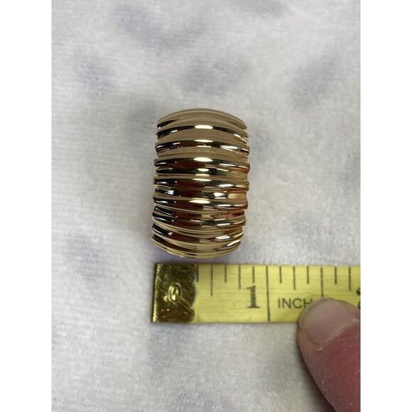 1980s Avon Gold Tone Crinkle Cuff Bracelet and Pierced Earrings Vintage - Picture 13 of 15